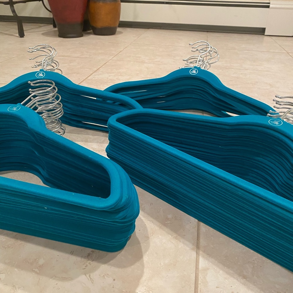 JOY HANGERS VELVET ANTIMICROBIAL SET OF 96 HANGERS! BLUE WITH CHROME HOOK
